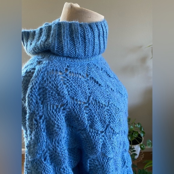 Bubble Stitch Open Knit Turtleneck blue Sweater
FRNCH size S/M - Picture 7 of 11